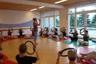 Pilatesbung im Sitz mit Ring